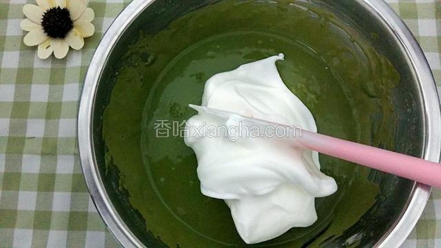取三分之一蛋白霜加入蛋黄糊中，快速拌匀，分三次加入，每一次的加入需搅拌均匀后再加入下一次的量