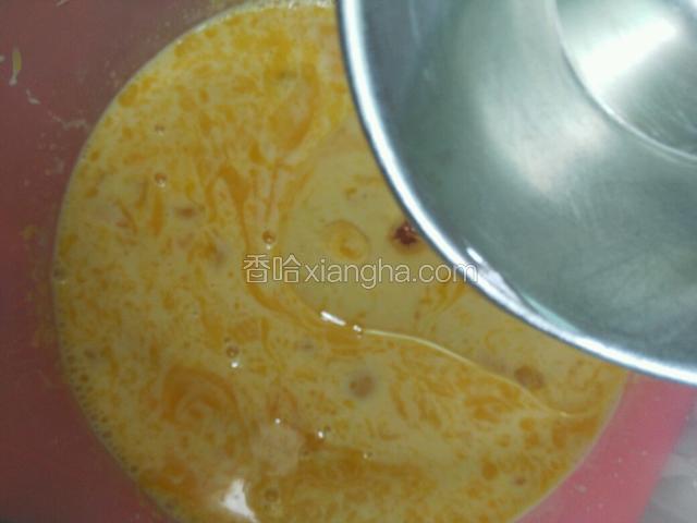 
分两次加入玉米油，与蛋黄液搅打均匀，注意不要将蛋黄打发了