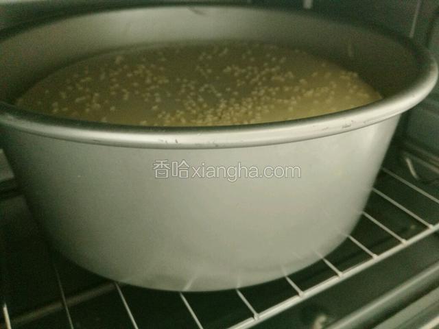 烤箱上下火140度预热，时间60分钟。
表面洒点白芝麻