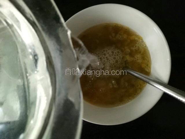 倒进凉开水或温开水（蜂蜜忌用热开水兑）。
