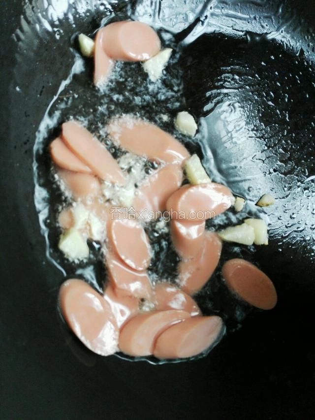 锅里热油，爆香蒜末
放入火腿肠快速翻炒