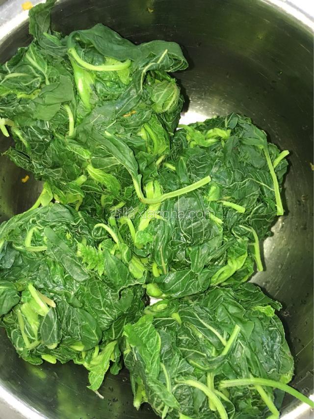 苋菜焯水后淋干水分，剁碎备用。