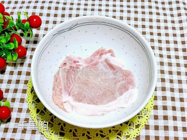 猪排用肉硾硾松，用胡椒粉、盐、糖、食油、生粉醃10分钟
