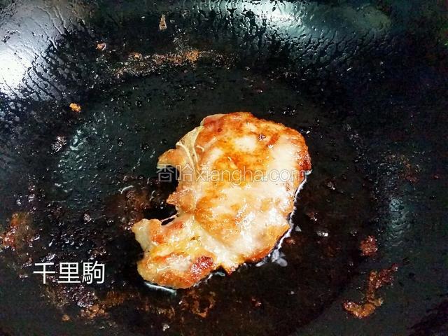 热锅下食油，下猪排煎至两面金黄，盛起备用