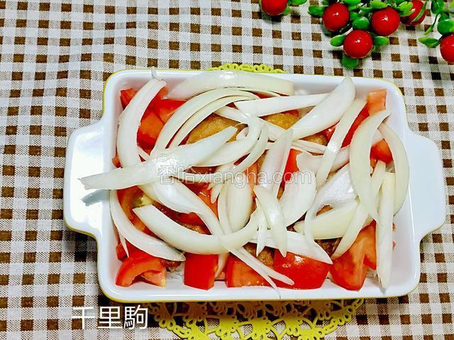 放上蕃茄和洋葱