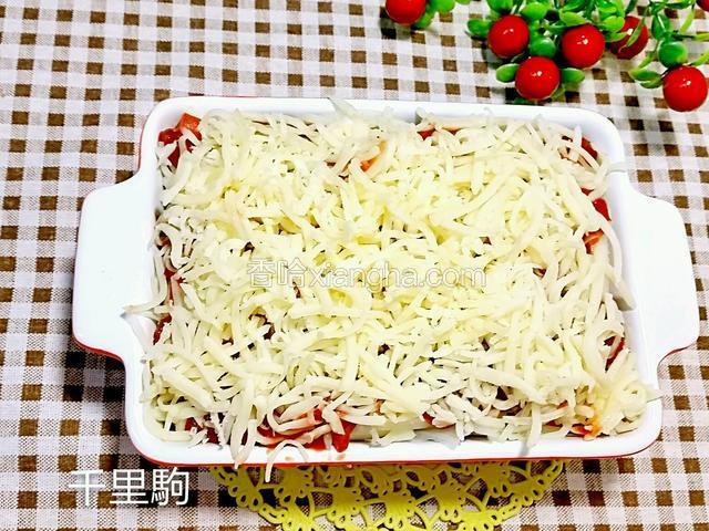 撒上马苏里拉芝士