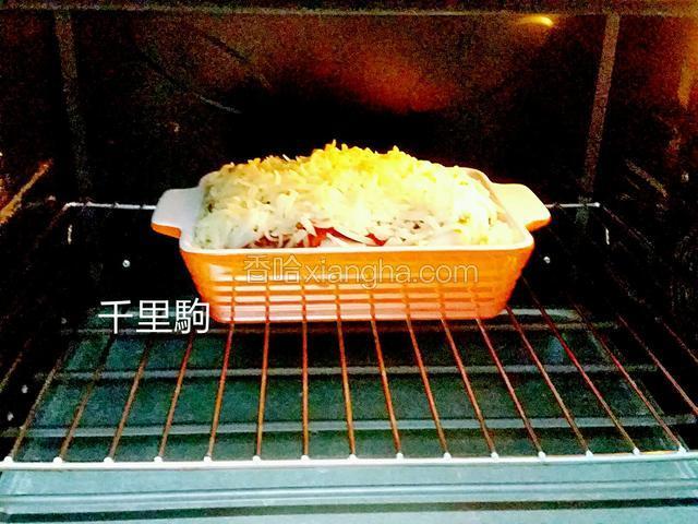 送入已预热的烤箱中220摄氏度烤20分钟（时间温度仅供参考）