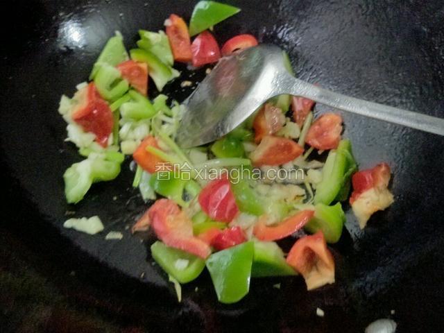 锅里放油，热油放入葱，蒜爆至香，放青紅椒，芹菜翻炒，加适量盐，蚝油，啤酒翻炒均匀