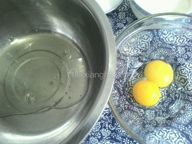 准备无水无油的容器，分离蛋白蛋黄。