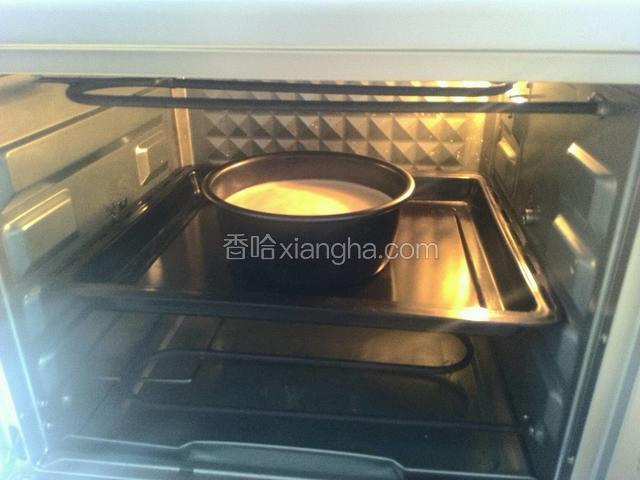 放入预热好的烤箱里，150℃，上下火烤45分钟。