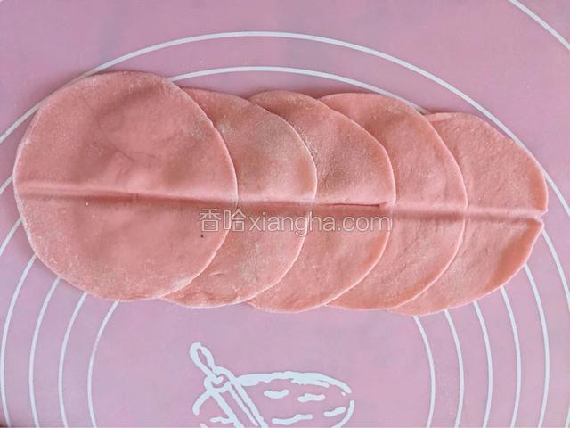 将面前排列好用筷子在中间按压出痕迹
