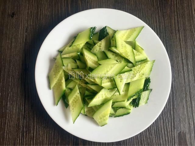 胡萝卜去皮洗净切菱形块，黄瓜洗净切菱形块


