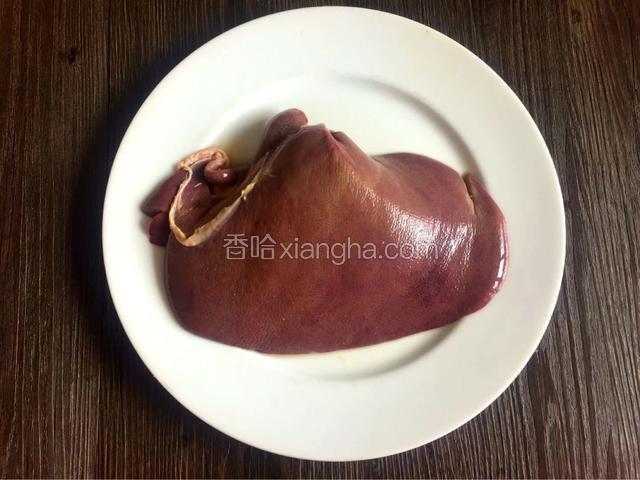 猪肝用加入白醋的水浸泡半小时再用流动的清水反复冲洗干净，用厨房纸巾吸干表面水份


