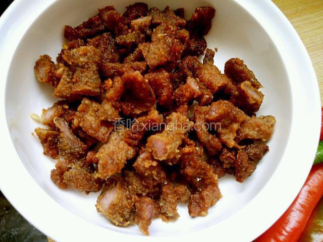将炸肉切成辣椒粒大小的样子