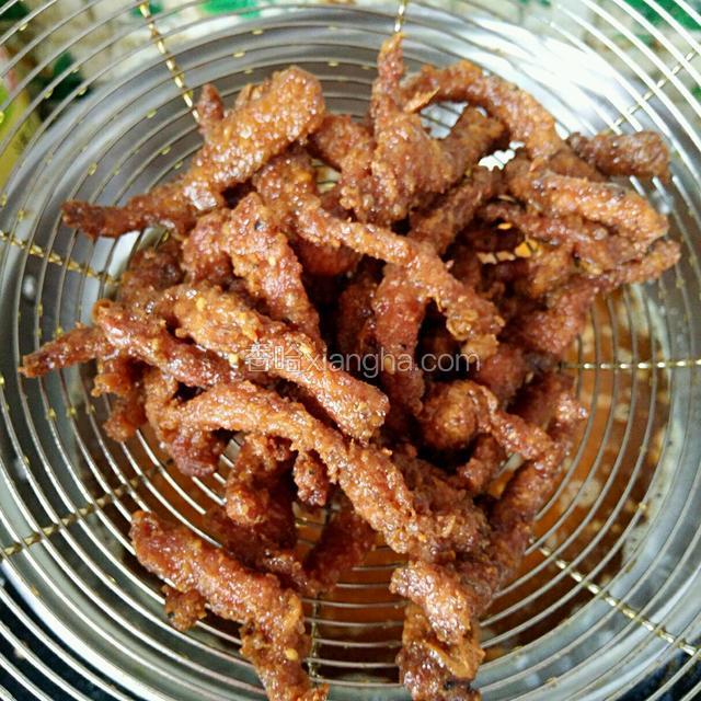 我用的是炸的猪肉，这个在我菜谱里也有炸肉的步骤，这样炸好一些肉肉，用来做菜吃可方便多了