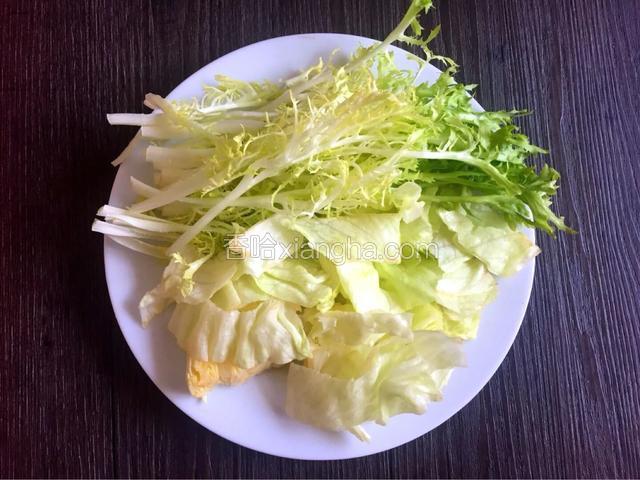 苦菊去跟洗净，生菜洗净切粗丝
