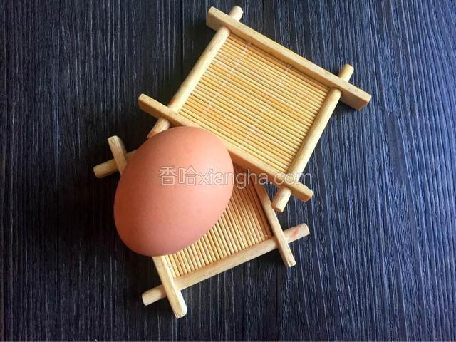 熟鸡蛋一个，剥皮切片
