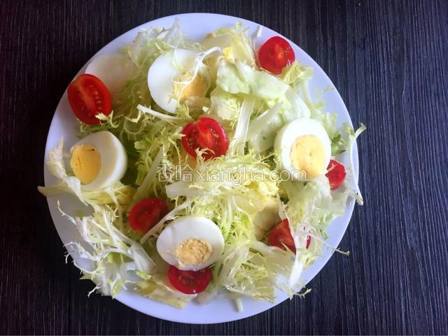 将所有食材放入容器中
