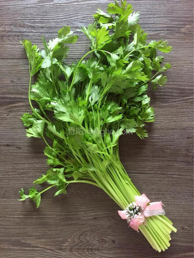 芹菜洗净摘去叶子（不要丢弃可以制作其他美味）切小段

