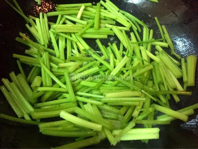 锅中留油，油热加入葱花炒香，加入芹菜快速翻炒


