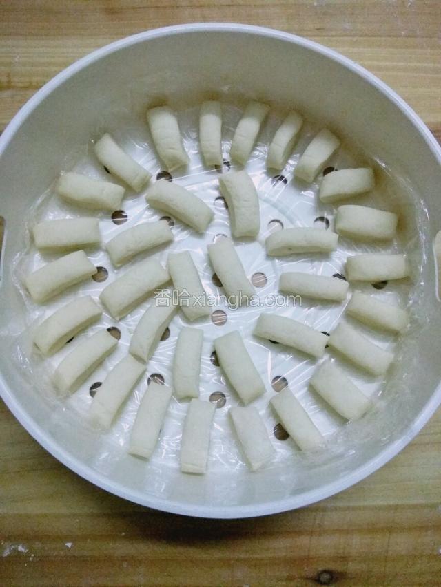 切好，放入蒸盆上醒发10分钟水烧开后再蒸10分钟左右，收火焗2分钟开锅。
