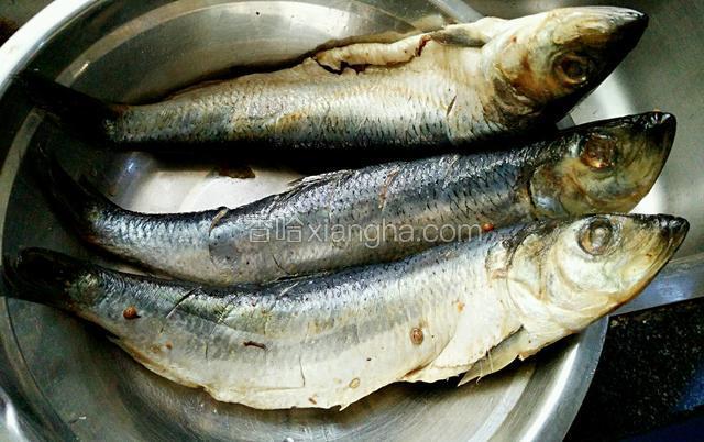 将腌料均匀的搓满鱼身，放冰箱冷藏入味1小时左右