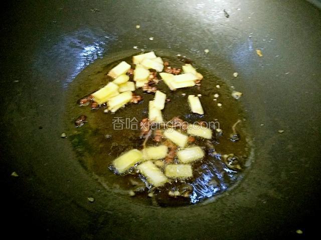锅里放油，凉油放花椒和姜片炒香