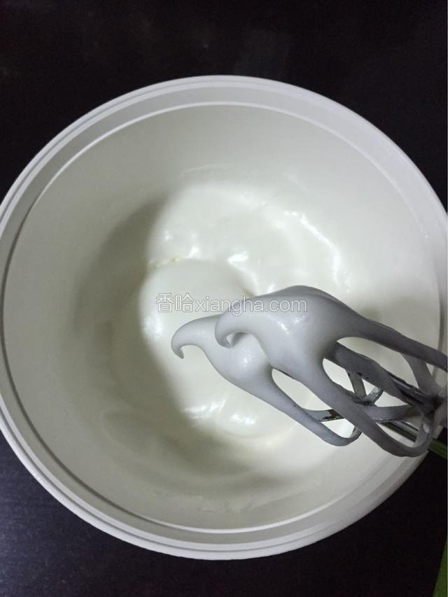 分三次加入绵白糖以低-中-高的速度搅打，将蛋白打至干性发泡的状态，提起打蛋器能清晰地看到蛋白成小尖钩状