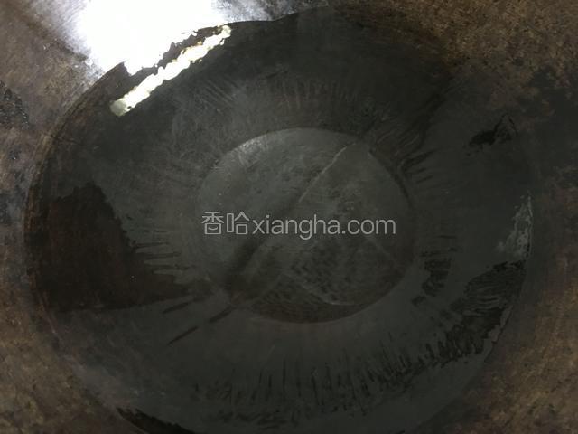 锅内倒入适量食用油；