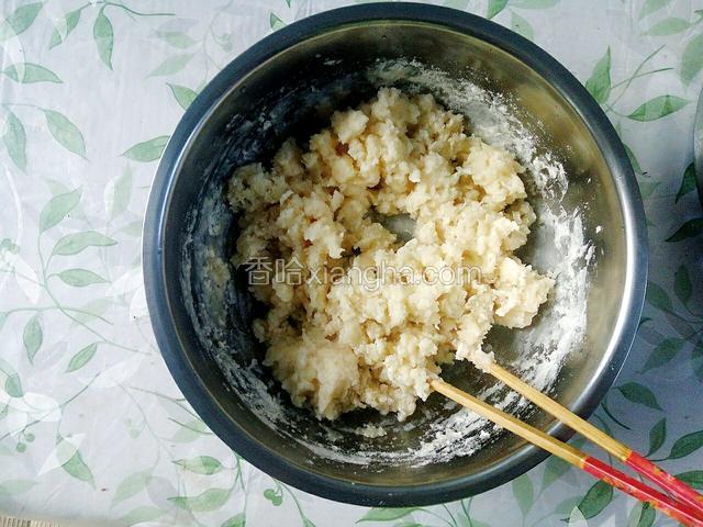 面粉加开水用筷子搅成絮状就不要加水了放置一小时左右