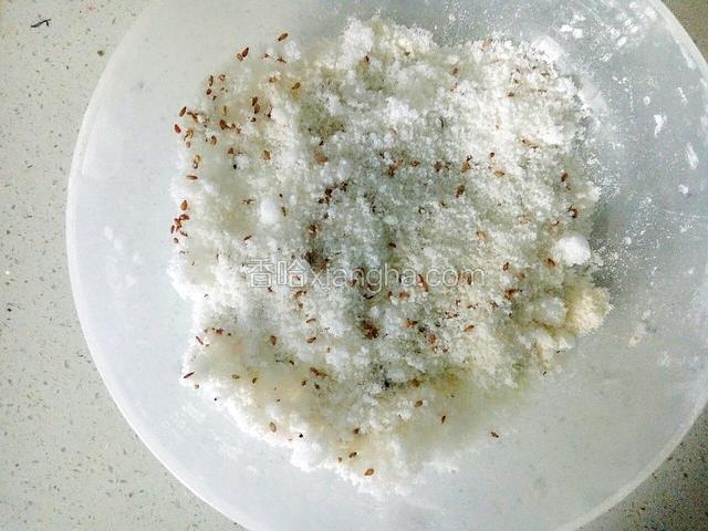 这时间把馅做好，白糖放入适量芝麻，加少许面粉以免漏糖