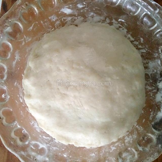 醒好的烫面揉成光滑的面团，如果粘手可以适量加少许面粉，揉好后放十五分钟左右