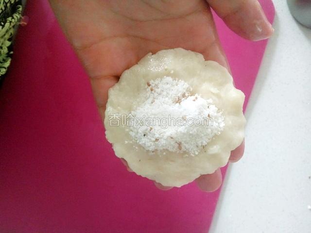 揪成一个个小面团，手抹油，放手上捏成面片放入馅料