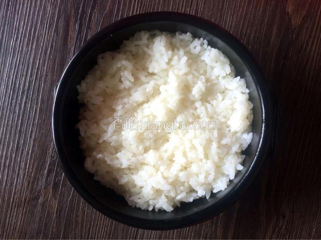大米洗净加入一匙油煮熟，煮好的米饭不要急于盛出，用铲子将米饭打散焖五分钟备用
