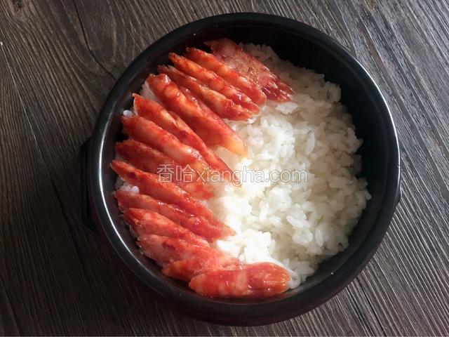 石锅内壁涂抹橄榄油
将米饭盛入石锅内，将腊肠片码放好
