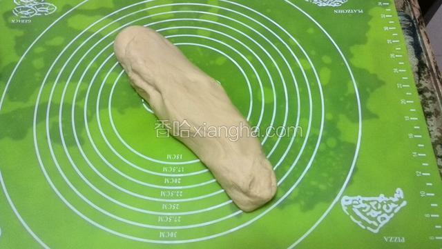 用摔打的形式折腾面团