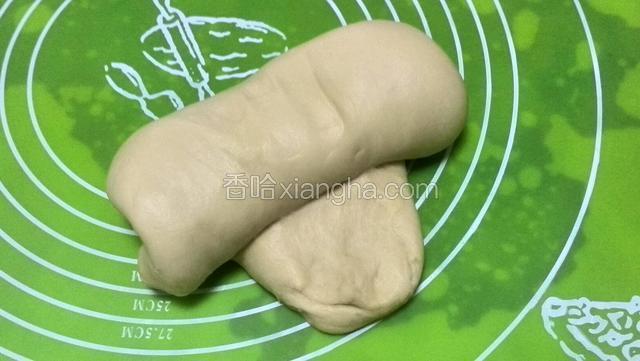 用揉捏的方法继续折腾面团3分钟