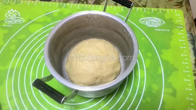 滚圆放锅内发酵、烤箱发酵60分钟