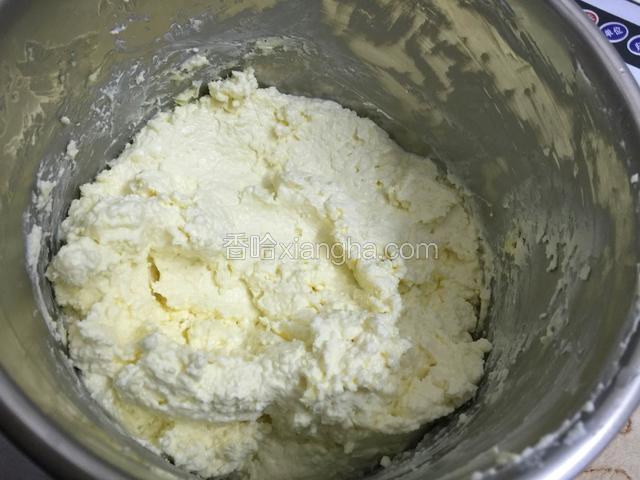 安佳奶酪放微波炉打软.加入牛奶搅拌均匀.过筛一遍无颗粒状即可