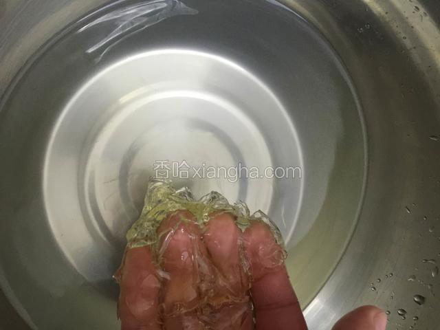 吉利丁提前泡冷水.完全软化.20克水:20糖烧开以后边冲边搅的方式加入.蛋黄里面.加入吉利丁至完全融化