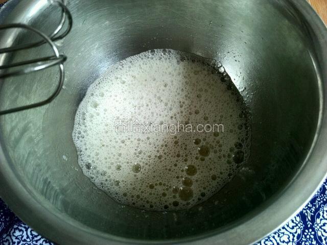 低速打至鱼泡状。放入20克细砂糖打发蛋白。