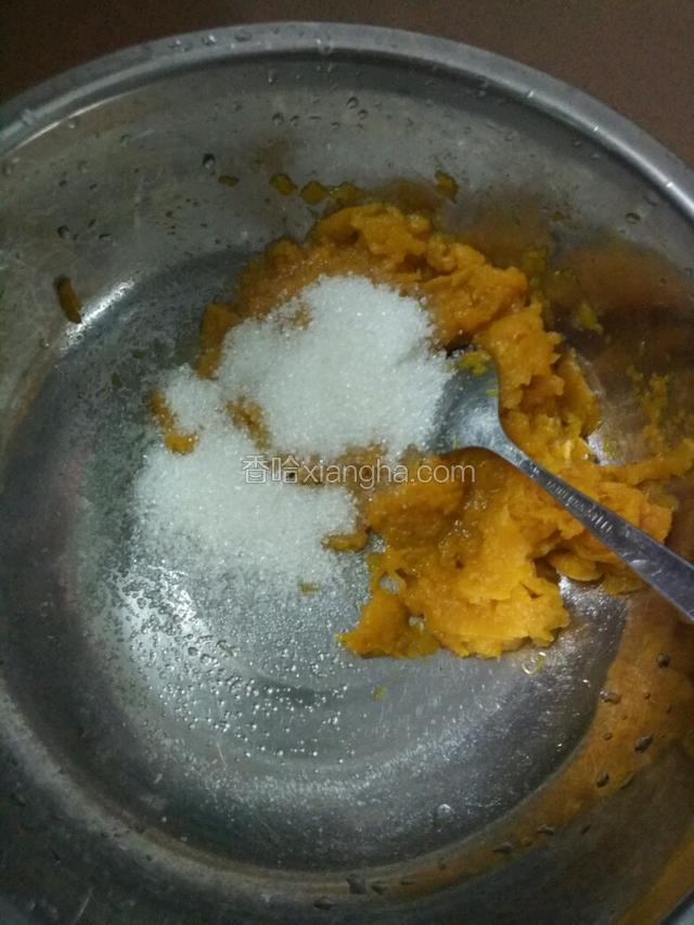 用微波炉叮8-10分钟至熟，拿出来用勺子压成泥趁热加入白糖拌匀