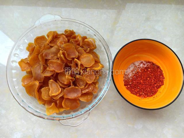 准备好适量土豆干，另一碗里装适量盐 辣椒粉 味精（碾成粉） 。