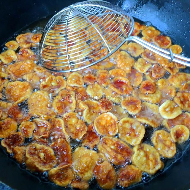 锅中添食用油，油热后下土豆干，土豆干浮起时关火，快速用网勺翻一翻。（整个炸的过程非常快，1分钟左右。）