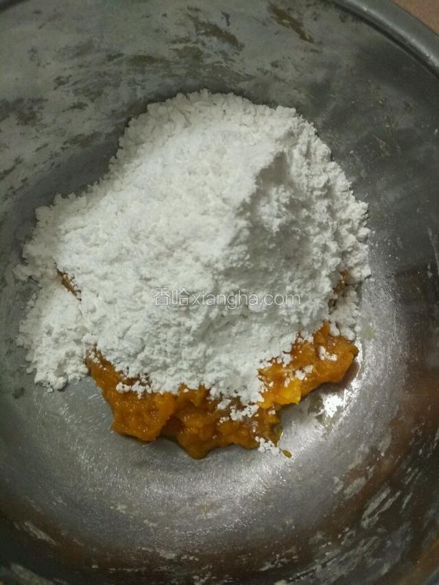 稍微凉了再加入糯米粉