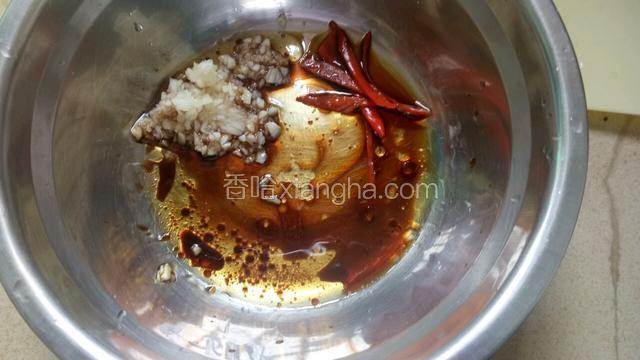 剁碎蒜头，放入碗里，加入辣椒芝麻油，醋