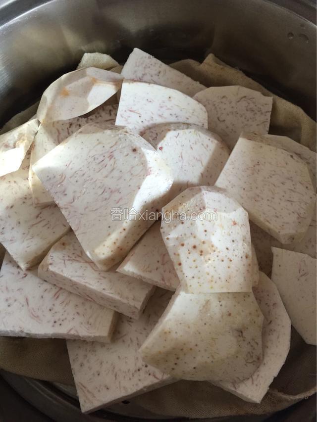 把芋头切三指宽的块放蒸锅里(蒸屉上要有屉布避免散了夹不起来)，大火开锅以后小火蒸10分钟左右