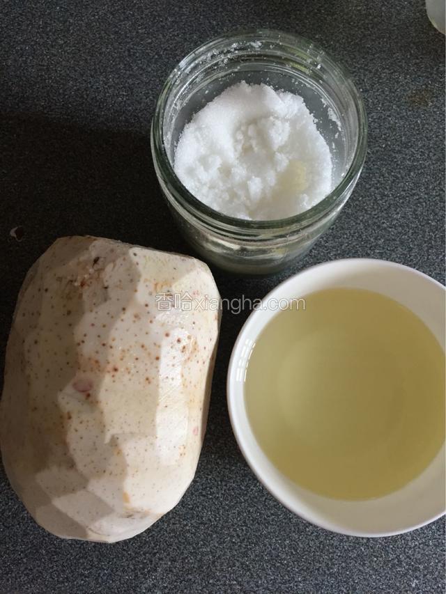 准备新鲜的芋头和玉米油还有白糖
