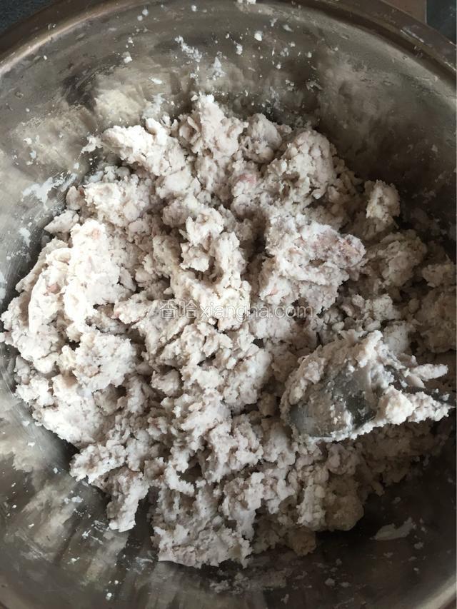 稍等芋头不烫手就可以夹到盘子里用勺子压成泥，用手抓一下有没有硬疙瘩那是粗筋把它捡出来便于整型