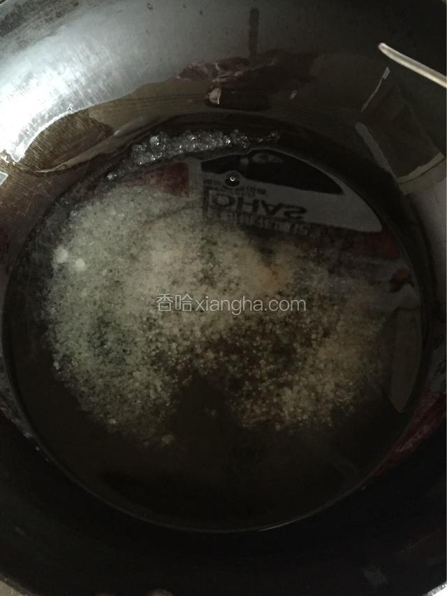 把锅烧热后关小火，倒入油放白糖，等白糖稍融化以后用中火把油烧热到六成左右关小火放入芋泥